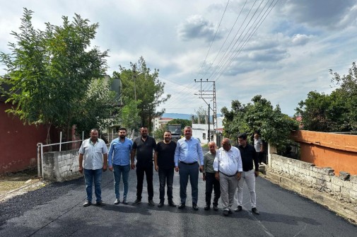 Yeniceharuniye mahallesi ve İrfanlı mahallelerimizin kesişme noktası olan  Müdür Mehmet islah Caddemizin devamı olan Sağlık Ocağı civarında asfalt serim çalışmalarımız devam ediyor.