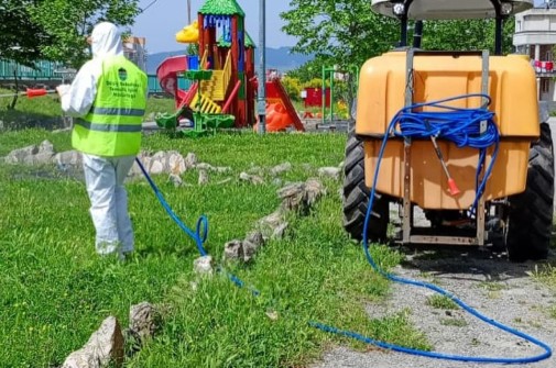 İlçemiz genelindedeki sulak alanlar ve kırsal bölgelerde Sinekle mücadele Larvasit uygulamaları devam etmektedir.