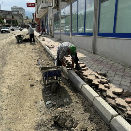 Cumhuriyet ve Kurtuluş Mahallesinde Yol çalışmalarımız devam ediyor.