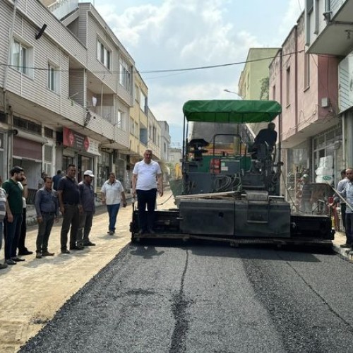 Aydınlar sokakta sıcak asfalt çalışmarı başlamıştır.