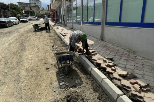 Cumhuriyet ve Kurtuluş Mahallesinde Yol çalışmalarımız devam ediyor.