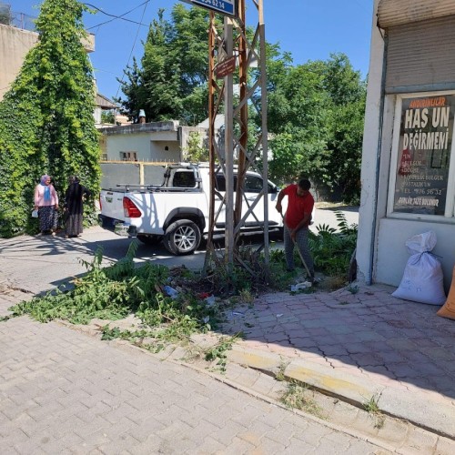 Cumhuriyet ve İstiklal Mahallelerimizde hafriyat, çöp ve ağaç budama çalışmaları devam ediyor.