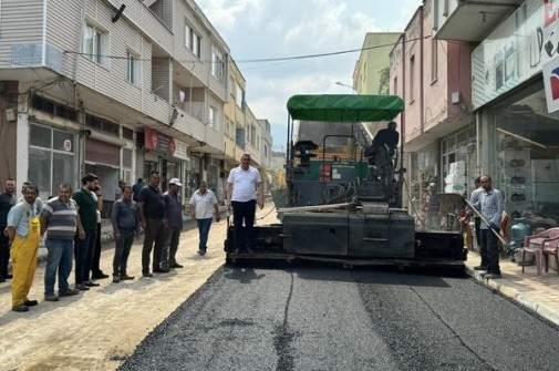 Aydınlar sokakta sıcak asfalt çalışmarı başlamıştır.